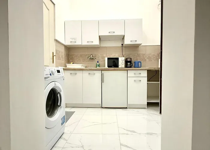 Detty Free Ac, Free Coffee, Next The Astoria, On The Famous Dohany Street Boedapest